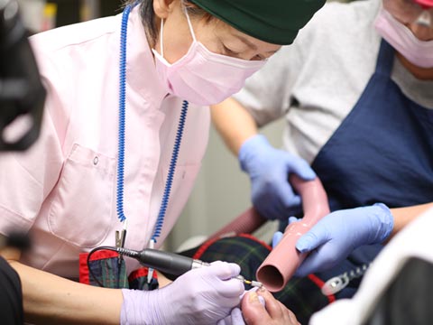 横浜のフットケア、足の爪切り専門 天使のつめきり 施術の様子